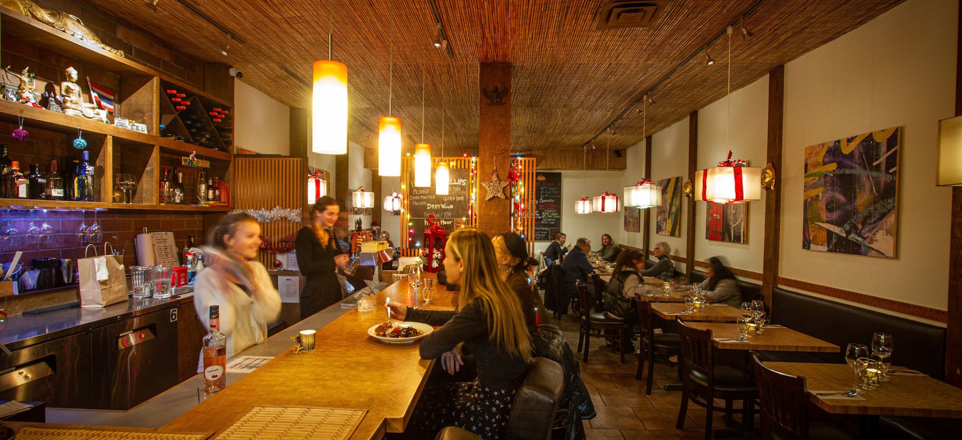 baan thai oak bay busy dining room