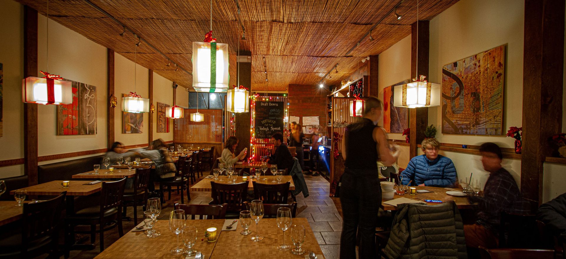 baan thai oak bay dining room